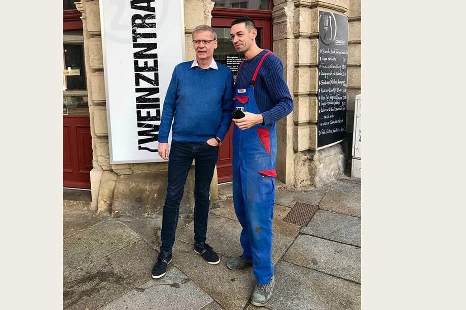 Völlig entspannt posierte Jauch mit einem Fan vor der WeinZentrale.