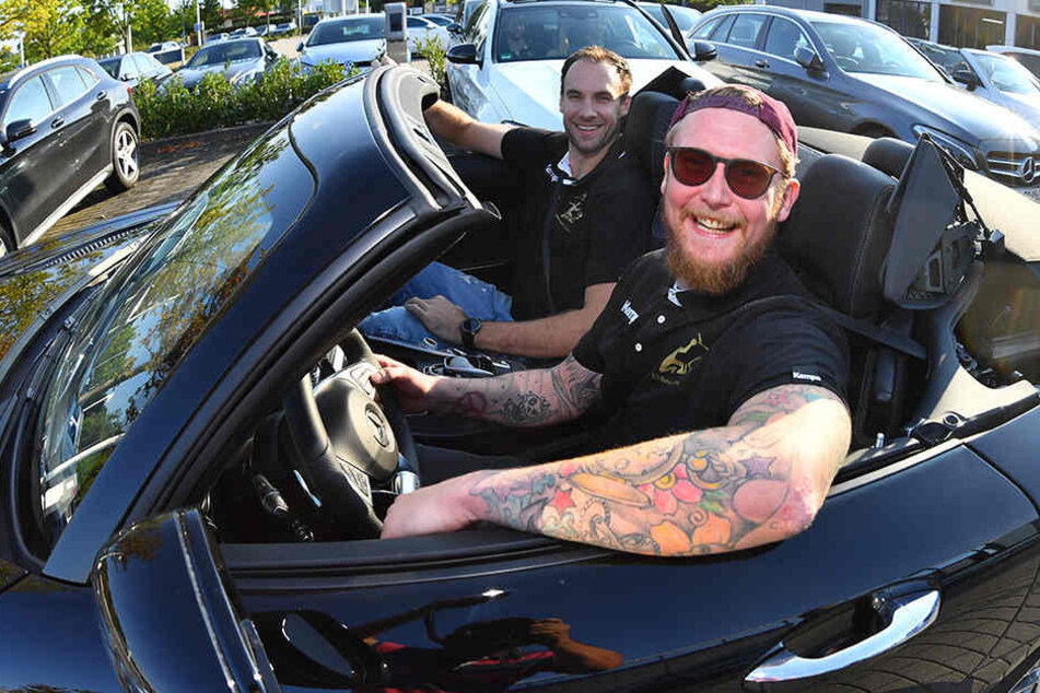 Spaß pur! Henning Quade (am Steuer) und Patrik Hruscak genossen das Fahr-Feeling in einem Mercedes-AMG GT Roadster.