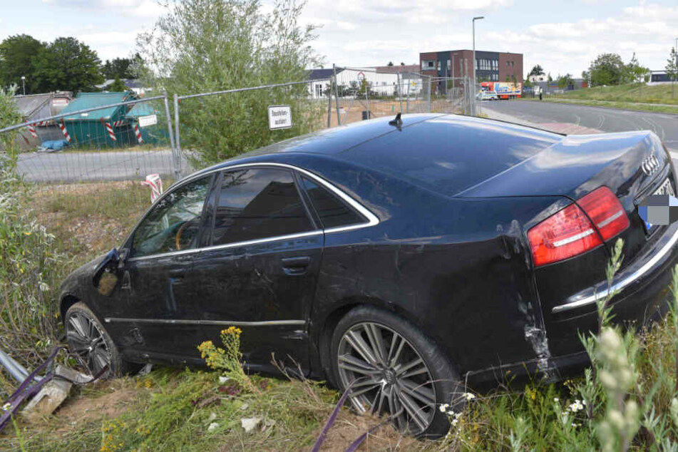 Der geliehene Audi A8 donnerte in die Baustellenabsperrung.