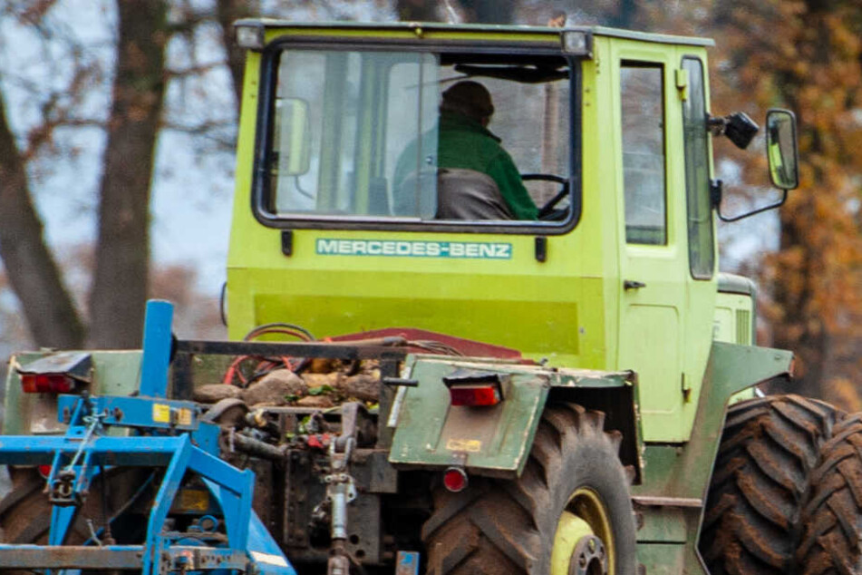 Ein Auto crasht in einen Traktor und der Traktorfahrer stirbt. (Symbolbild)