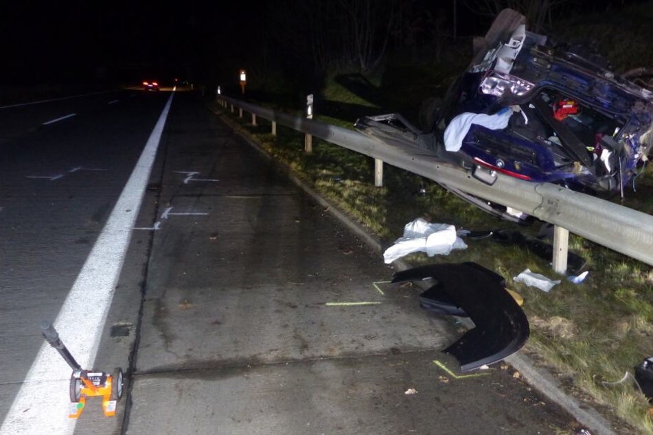 BMW überschlägt sich auf Autobahn, wonach die 33-Jährige schwer verletzt in eine Klinik eingeliefert werden muss.