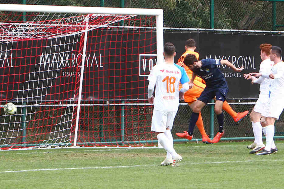 Tor für Chemnitz, Treffer zum 2:2 Ausgleich durch Niklas Hoheneder (m.).