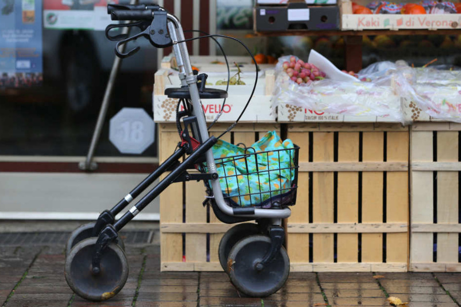 Der Mann war mit einem Rollator unterwegs, als er stürzte und verstarb. (Symbolbild)