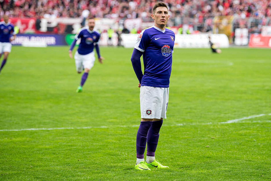 Strammstehen vor den eigenen Fans: Mario Kvesic feierte sein Siegtor gegen Lautern mit einer ganz besonderen Pose.