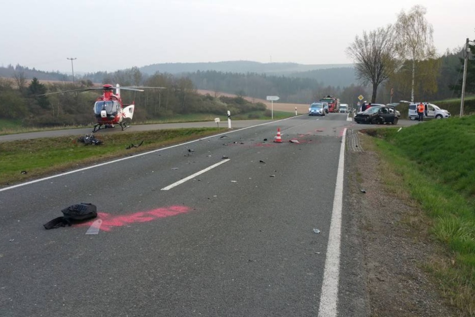 Der Motorradfahrer krachte beim Überholen in einen entgegenkommenden VW.