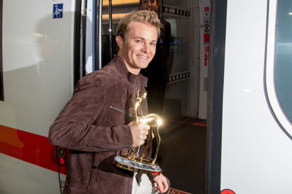 Nico Rosberg begleitet die Bambi-Trophäen nach Berlin.