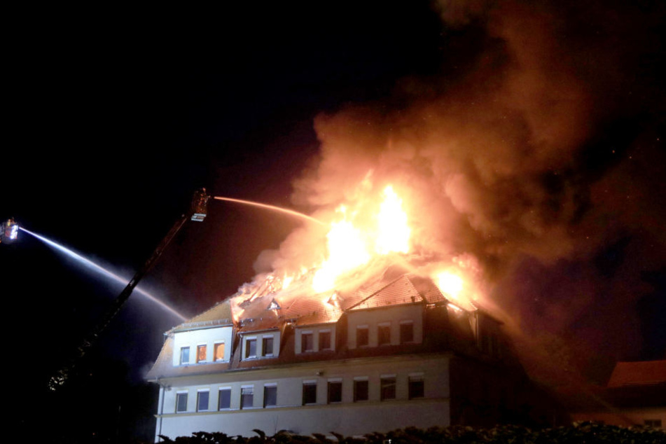 Der Dachstuhl des Hauses stand komplett in Flammen.