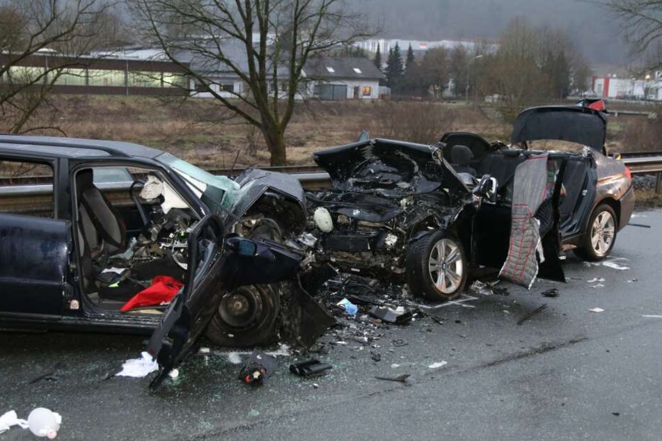 Die zerstörten Autos stehen auf der Bundesstraße 236.