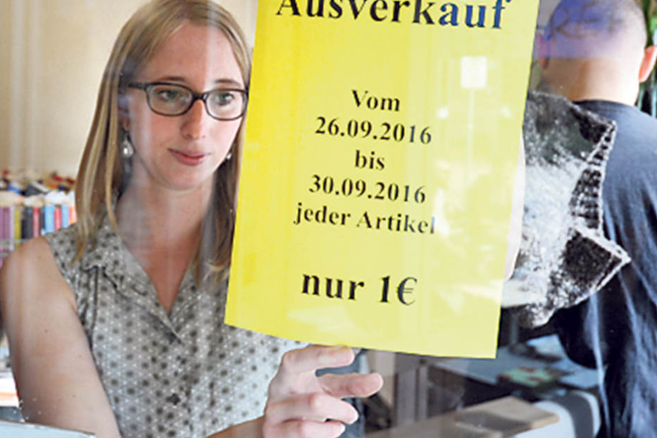 Mitarbeiterin Swinda Krause (26) macht auf den Ausverkauf aufmerksam, schon Freitag ist Schluss im „Lesefreak“.