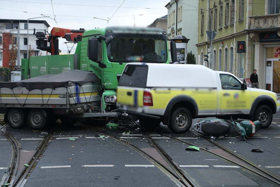 Der Lkw krachte mit dem Führerhaus in den Pick-Up.