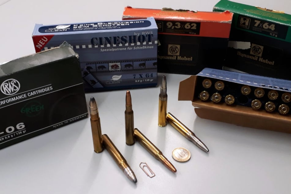 Mehrere Schachteln mit Munition wurden im Abfall gefunden.