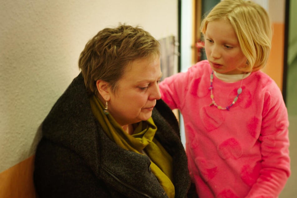 Doch Benni (r., Helena Zengel) hat auch andere Seiten. Hier tröstet sie die verzweifelte Jugendamtmitarbeiterin Frau Bafané (Gabriela Maria Schmeid).