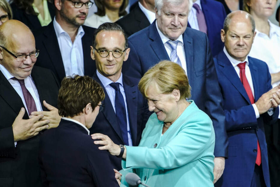 Bundeskanzlerin Angela Merkel gratuliert Annegret Kramp-Karrenbauer.