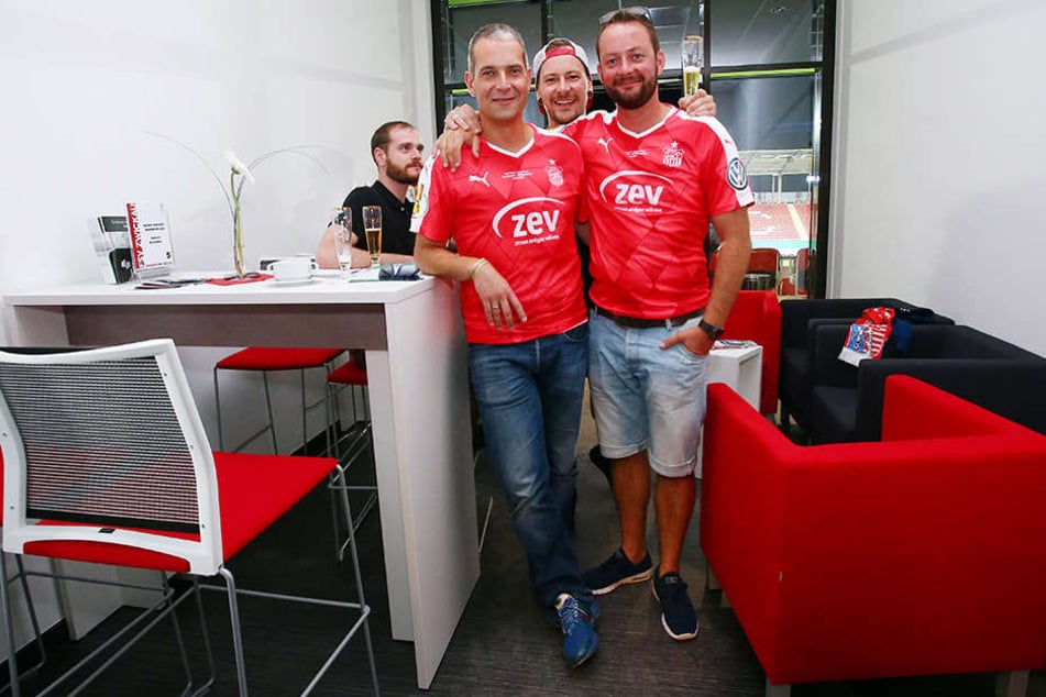 Dieses Fan-Trio ließ es sich beim DFB-Pokalspiel gegen den Hamburger SV in einer der VIP-Logen gutgehen.