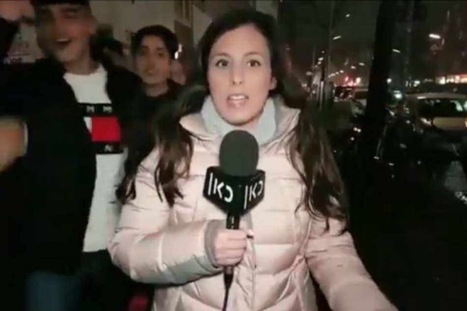 Die israelische Reporterin Antonia Ramin wird in Neukölln von Jugendlichen bedrängt
