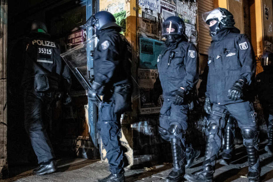 Rund 560 Polizisten durchsuchten am Donnerstagmorgen mehrere Wohnhäuser in Friedrichshain, Neukölln und Kreuzberg.