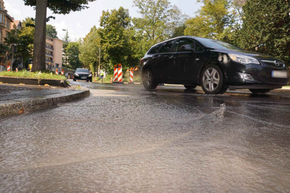 Rund eine Stunde lang plätscherte das Wasser die Straße hinab.