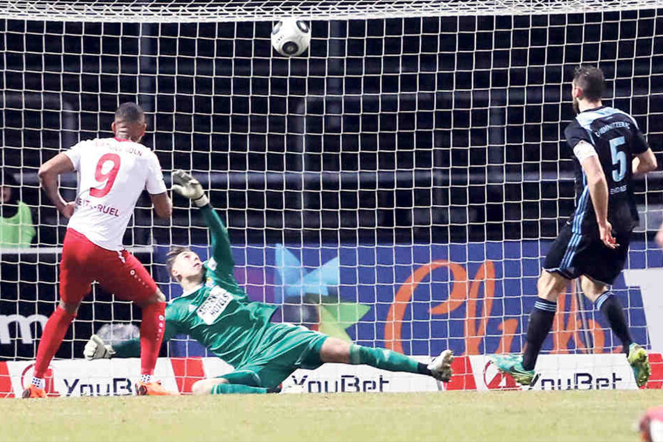 Beim 0:2 von Daniel Keita-Ruel (l.) stand Marc Endres (r.) zu weit weg vom Mann. So konnte er nicht mehr eingreifen.