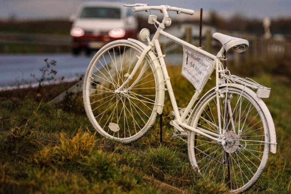 Immer mehr dieser weißen Fahrräder stehen an Sachsens Straßen und erinnern an tödlich verunglückte Radler. Dieses hier an dem im November ums Leben gekommenen Dresdner Schulamtsleiter Falk Schmidtgen († 54).