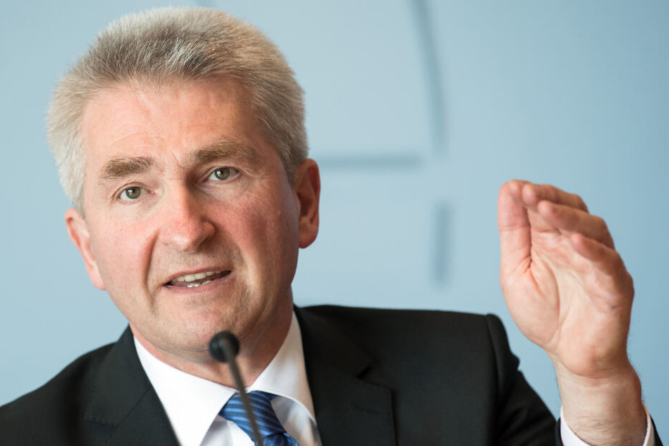 NRW-Wirtschaftsminister Andreas Pinkwart (59) hofft auf Innovationen und Wirtschaftswachstum durch 5G.