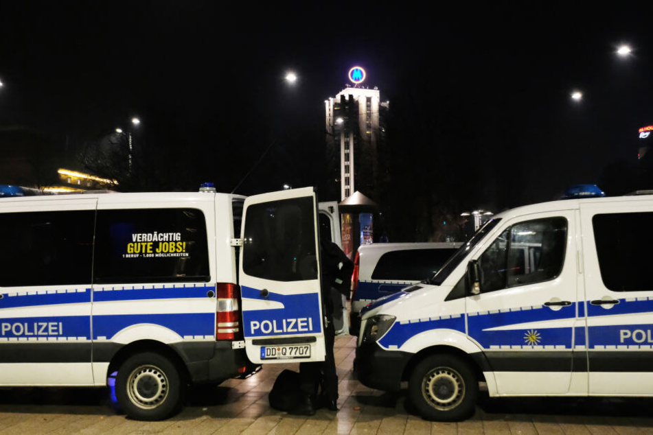 Mit Dutzenden Einsatzkräften war die Polizei rund um das Bundesligaspiel RB Leipzig gegen Hertha BSC im Einsatz. (Archivbild)