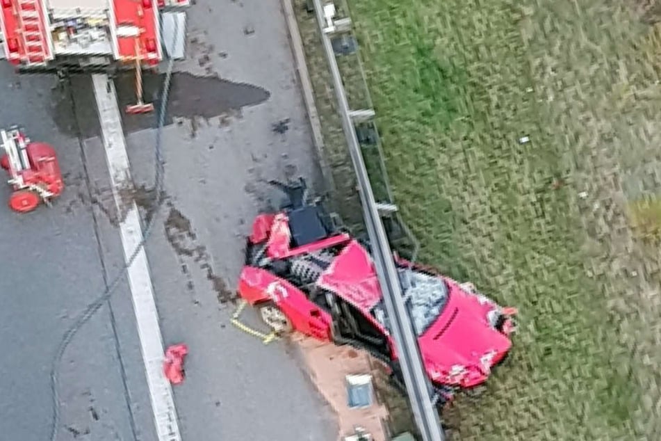 Die Luftaufnahme eines Polizeihubschraubers zeigt den schrecklichen Unfall aus der Vogelperspektive.