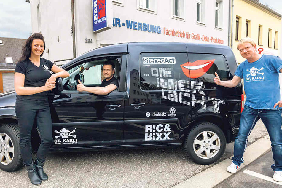 Erst vor knapp einem Jahr haben Rico Einenkel (38) und seine Frau Andrea (34,
l.) von Designer Sven Spirjack (45,r.) den „Die-immer-lacht“-Caddy bekleben lassen.