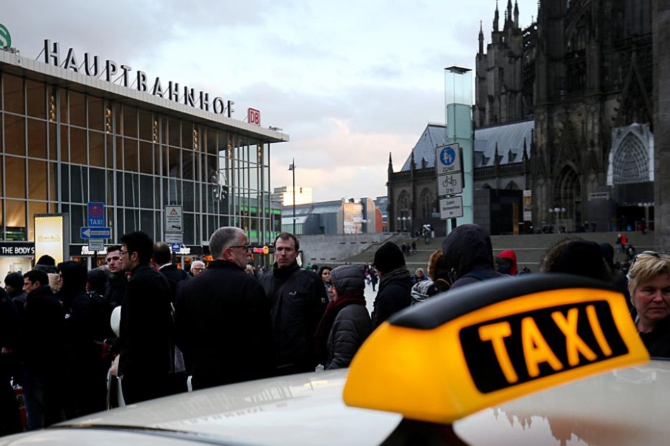 Taxi am Kölner Hauptbahnhof (Symbolbild).
