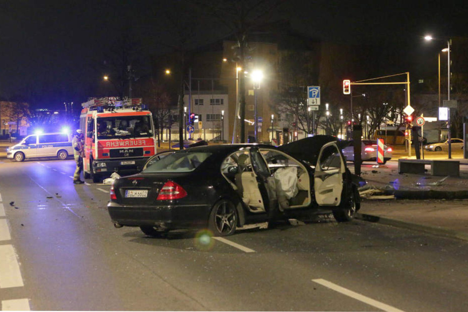 Der Mercedes dürfte nach diesem Crash wohl nicht mehr zu retten sein.