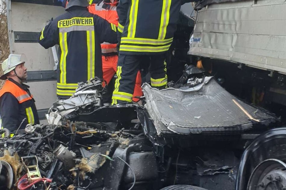 Die Retter mussten mit schwerem Gerät zum Unfallort auf der A3 laufen.