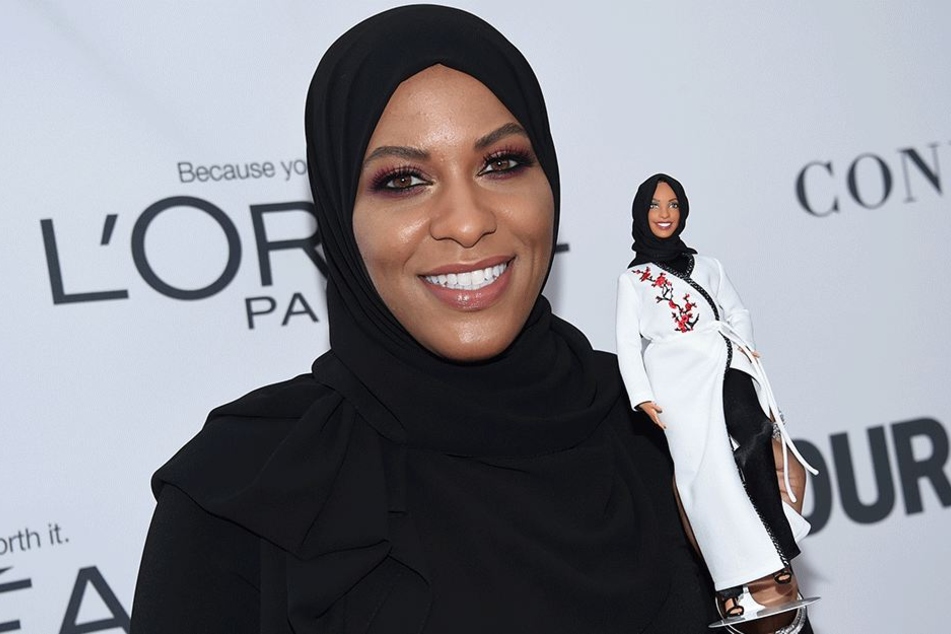 Die Säbelfechterin Ibtihaj Muhammad hält am Montag in New York eine Barbie-Puppe aus der "Sheroes"-Kollektion hoch.