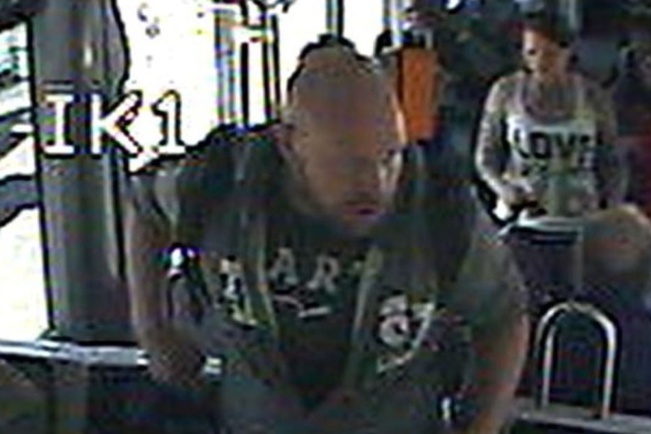 Das Pärchen wurde in einer Straßenbahn von den Kameras gefilmt.