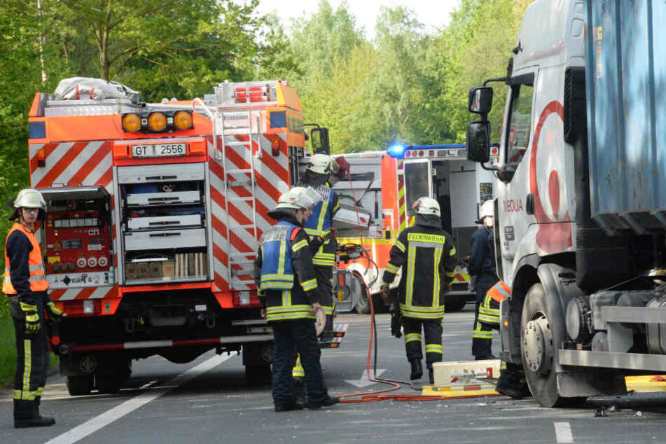Ein Lkw und ein Mercedes krachten ineinander.