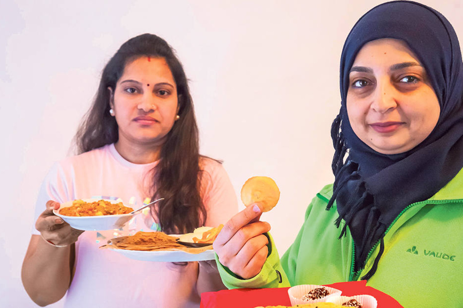 Fleißige Köchinnen: Marwa Shamat (36, rechts) aus Syrien und Jigisha Makrama
(33,l.) aus Indien präsentieren landestypischen Speisen.