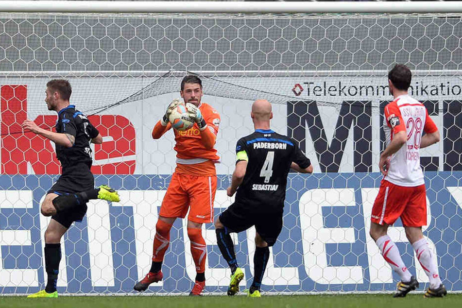 Christian Strohdiek (li.) scheitert an Regensburg-Keeper Philipp Pentke.
