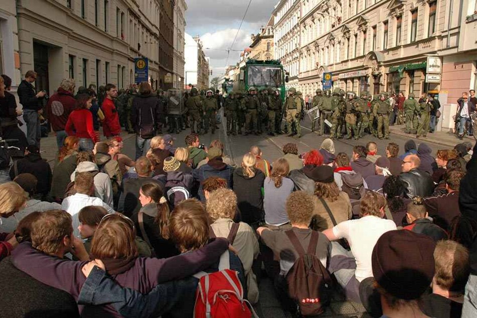 Blockaden gegen Rechts wie hier, im Oktober 2004, hat es im Leipziger Süden schon immer gegeben. Gegen eine Sperrmüllblockade am Samstag hat die Stadt jedoch etwas einzuwenden.