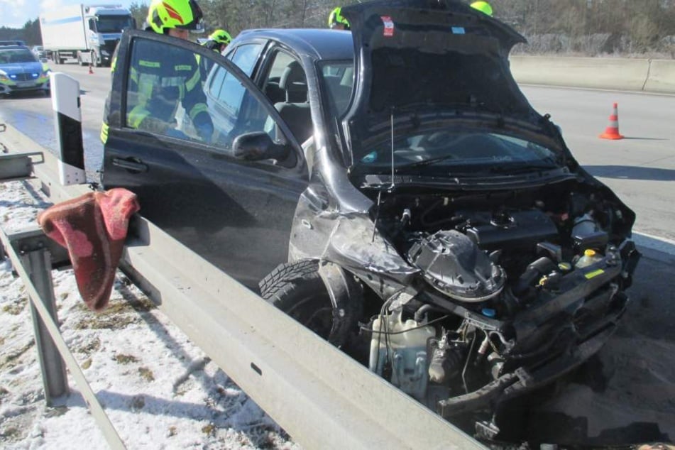 Der Nissan wurde quer über die Autobahn geschleudert.