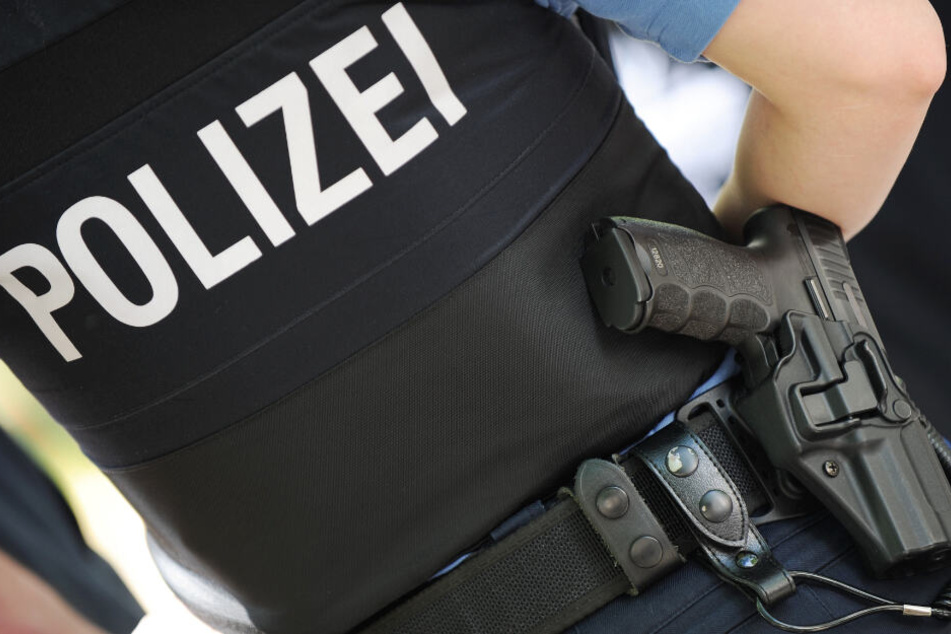 Die Polizei bittet um Hilfe (Symbolbild): Wer kann Hinweise auf das Räuber-Quartett geben?