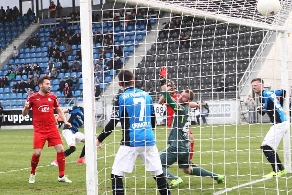 Tor für Zwickau: Der Treffer zum 0:1 Eigentor
Frankfurt durch Denis Streker (2.v.l).