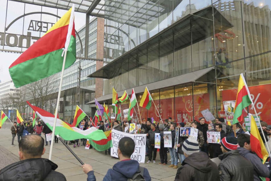 Am Samstagnachmittag demonstrierten etwa 100 Kurden auf dem Chemnitzer Neumarkt.
