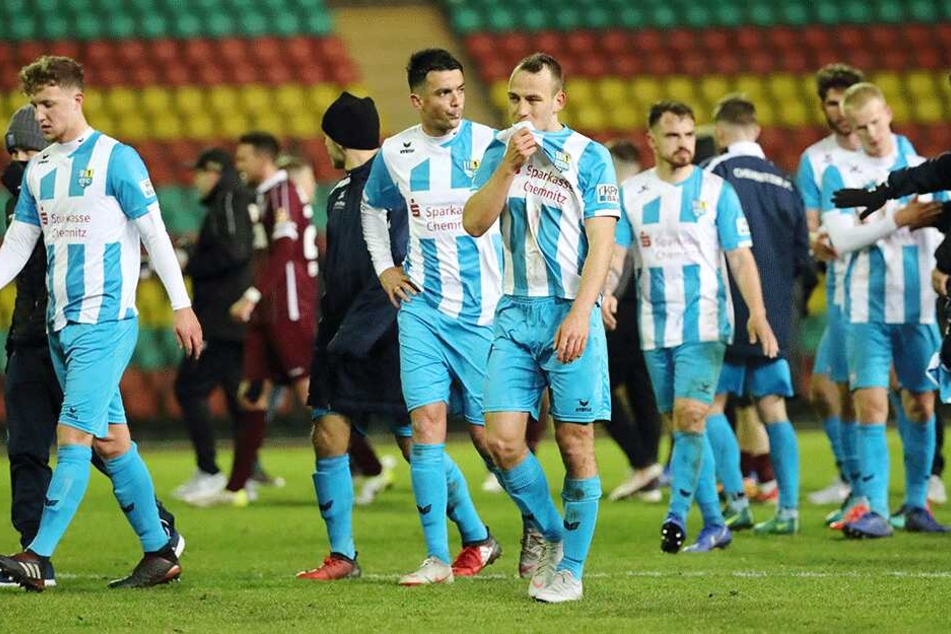 Tim Campulka, Kostadin Velkov und Timo Mauer (vorn, v .l.) konnten die dritte Niederlage nicht verhindern. Enttäuscht verließen sie nach Spielende das Feld.