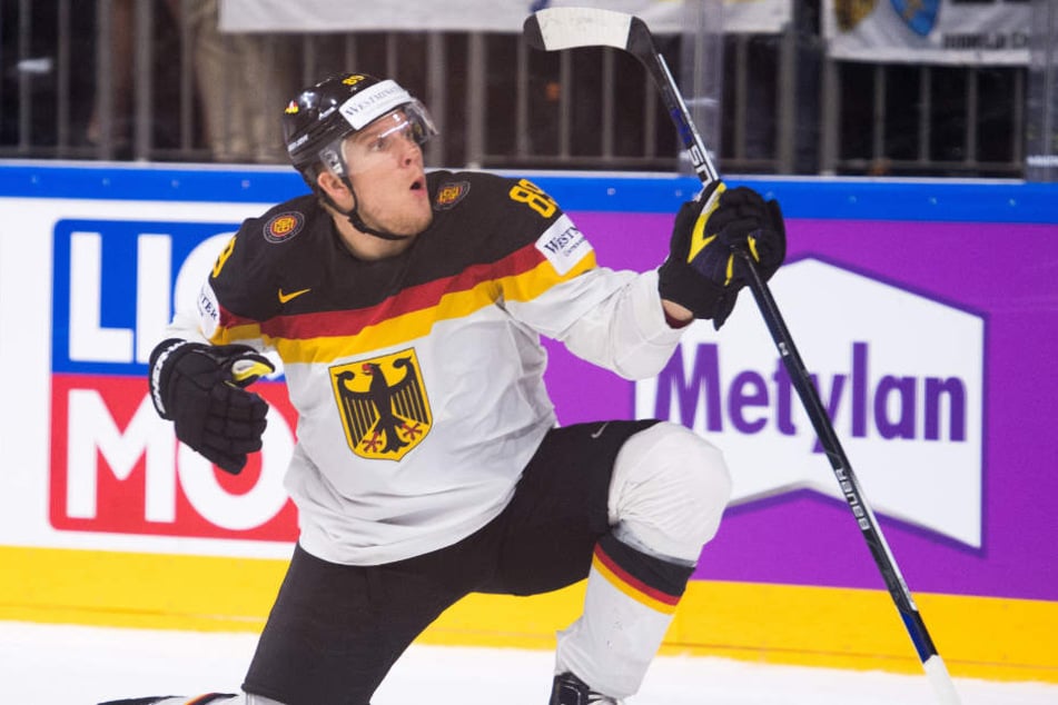 Da war die Welt noch in Ordnung: David Wolf beim WM-Spiel gegen Lettland. Jetzt fällt er wegen einer Verletzung aus. (Archivbild)
