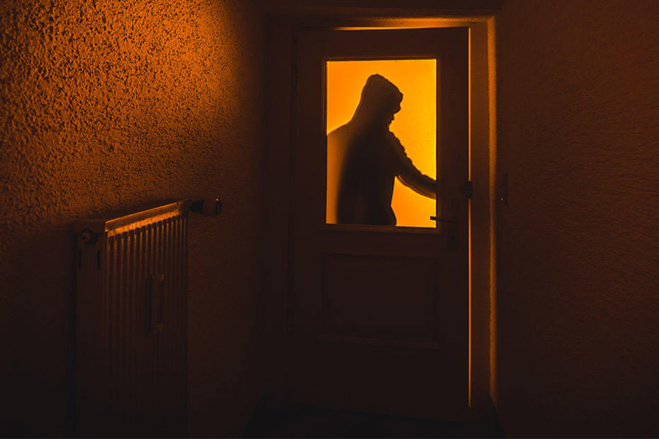 Offenbar wusste der Einbrecher von der Abwesenheit des 21-jährigen Mieters. Er brach in die Wohnung ein und übernachtete dort (Symbolbild).