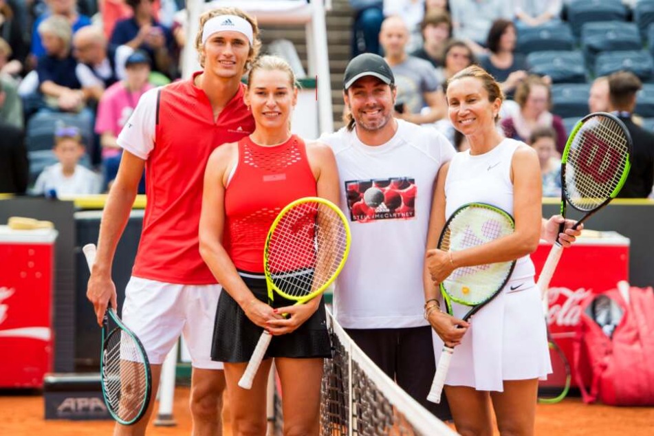 Alexander Zverev, Barbara Schett-Eagle, Nicolas Massu und Iva Majoli stehen beim Showmatch im Stadion am Rothenbaum zusammen.
