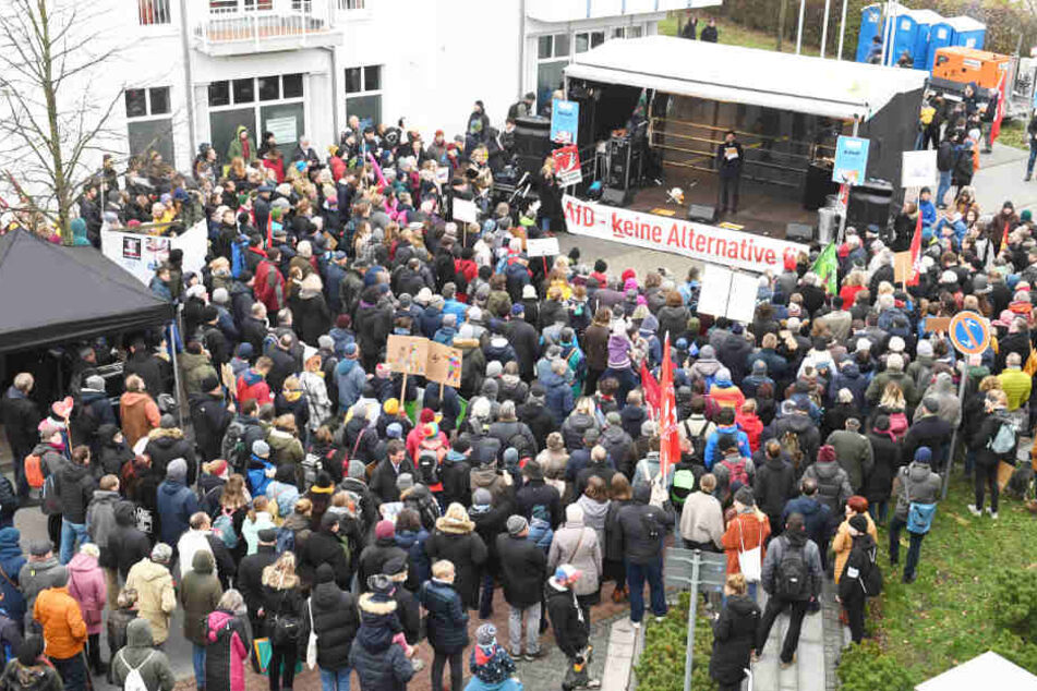 Zahlreiche Menschen demonstrieren in Binz gegen das Treffen des Flügels der AfD.