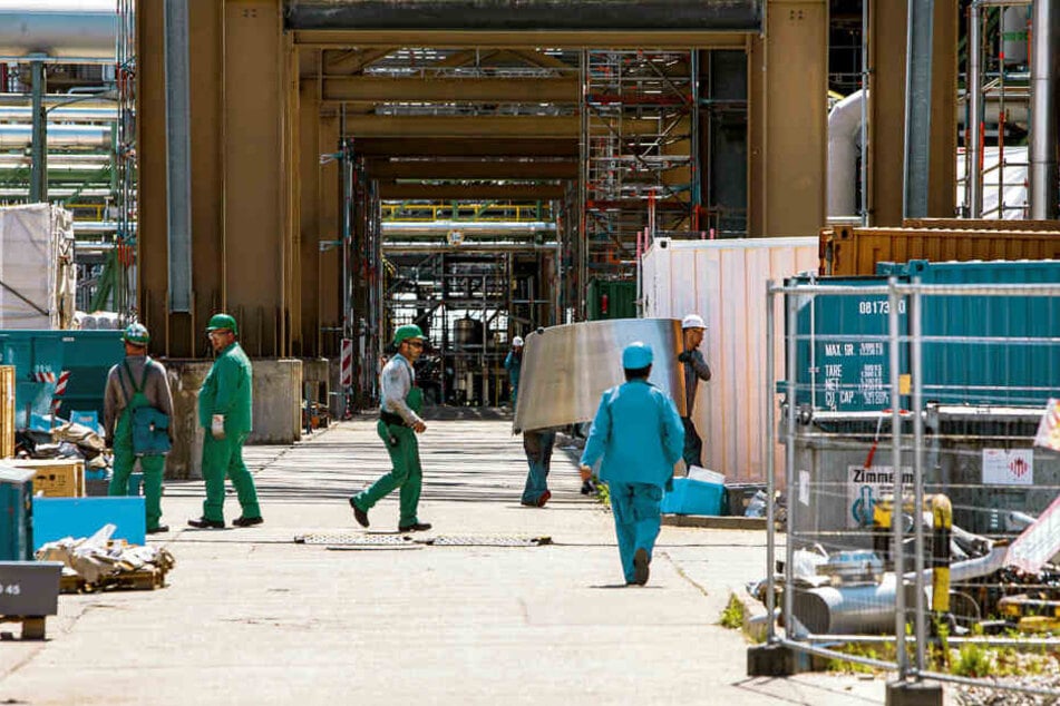 Im Werk sind in Spitzenzeiten über 3000 Arbeiter unterwegs. Die Abschaltung nutzt das Werk, um nötige Reparaturen und Reinigungen durchzuführen.