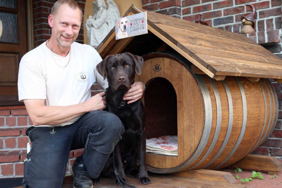 "Architekt" Andreas Escher und "Hausherr" Baxter sind sich
einig: Diese Hütte kann sich
sehen lassen.