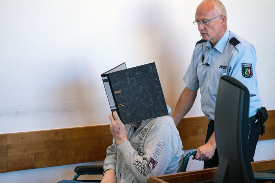 Mit einem Rollstuhl wurde der Angeklagte Andreas V. in den Gerichtssaal gefahren.