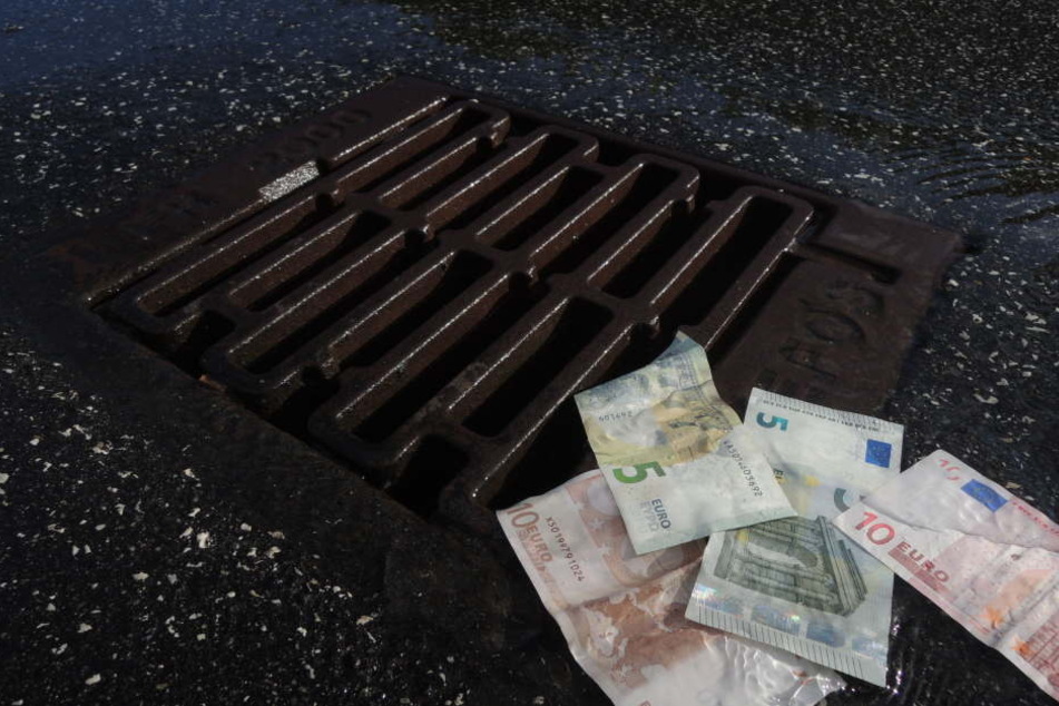 Das Geld lag plötzlich verteilt auf der Straße. (Symbolbild)