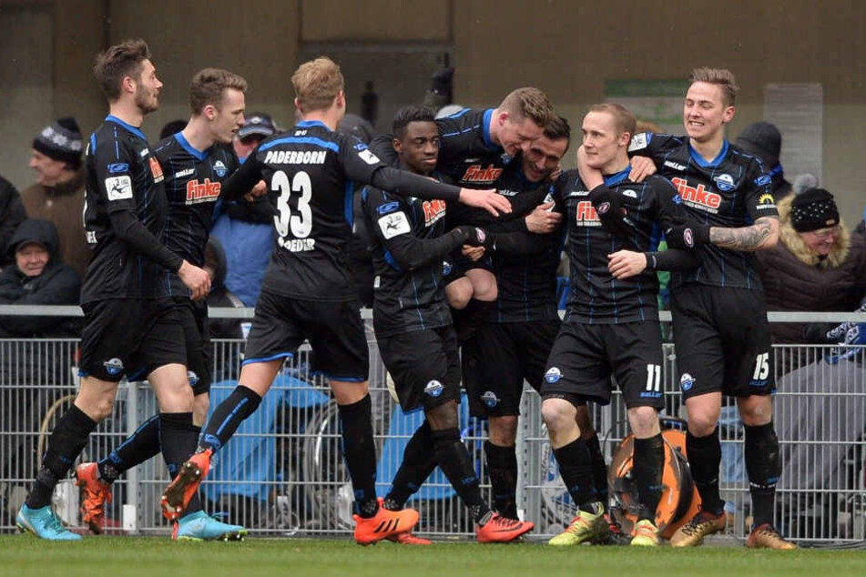 Der SC Paderborn feiert das 1:0 durch Sven Michel.